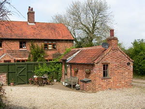 Self catering breaks at The Retreat in Oulton, Norfolk