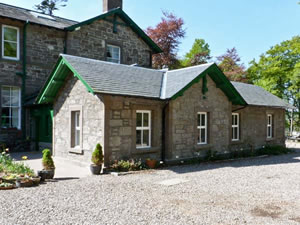 Self catering breaks at Courtyard Cottage in Forfar, Angus