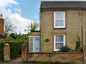 Self catering breaks at Bay Cottage in Gurnard, Isle of Wight