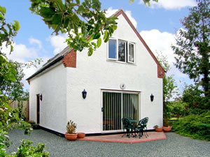 Self catering breaks at Woodpecker Cottage in Farndon, Cheshire
