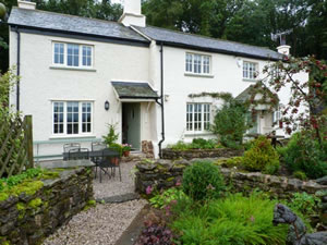 Self catering breaks at Gamekeepers Cottage in Hale, Greater Manchester