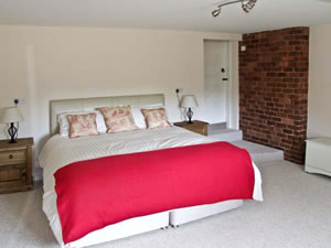 Self catering breaks at The Old Farmhouse Cottage in Button Bridge, Worcestershire