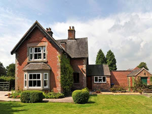 Self catering breaks at Highfield Cottage in Leek , Staffordshire