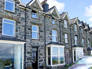 Self catering breaks at No 3 Bronwen Terrace in Harlech, Gwynedd