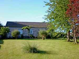 Self catering breaks at Bwthyn Bryn Llwyn in Denbigh, Conwy