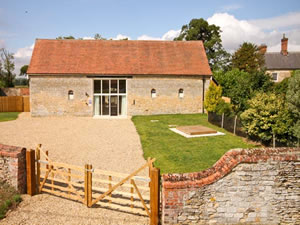 Self catering breaks at Manor Barn in Walcott, Norfolk