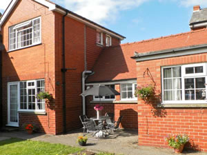 Self catering breaks at Woodcroft Cottage in Bridlington, North Yorkshire