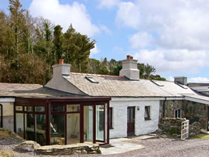 Self catering breaks at Tyn Llidiart in Rhiwlas, Gwynedd