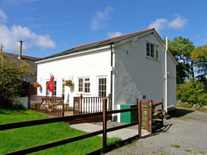 Self catering breaks at Farmhouse Cottage in Pentraeth, Isle of Anglesey