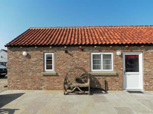 Self catering breaks at Wheel Wrights Cottage in Barmston, East Yorkshire