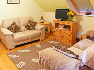 Self catering breaks at Cwrt-Y-Cadno in Trimsaran, Carmarthenshire