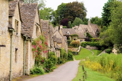 Cottage Breaks in the Cotswolds. Stone houses of Arlington Row, Bibury